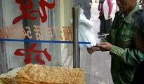 Supermarkets in China continue to use banned plastics