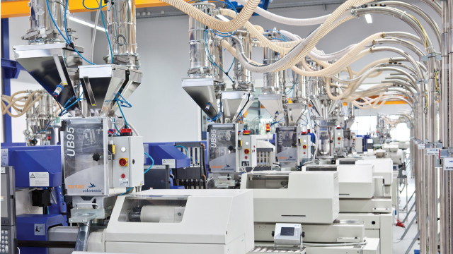 Clinically clean – motan-colortronic shows the ULTRABLEND 95 dosing and mixing system during MEDTEC