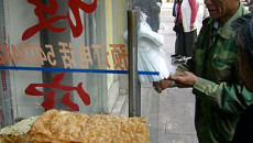 Supermarkets in China continue to use banned plastics