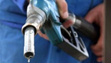 Oil falls, trading muted on US public holiday