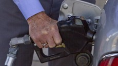 Oil hovers near $106 after mixed US supply report