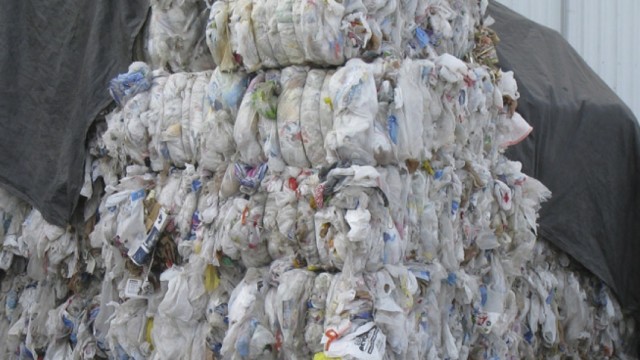Illinois considers plastic bag recycling bill, ban on bag bans