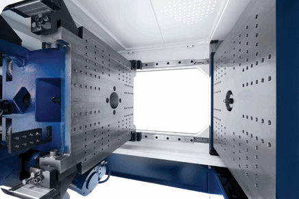 Zhafir Mercury features a tiebarless clamping unit.